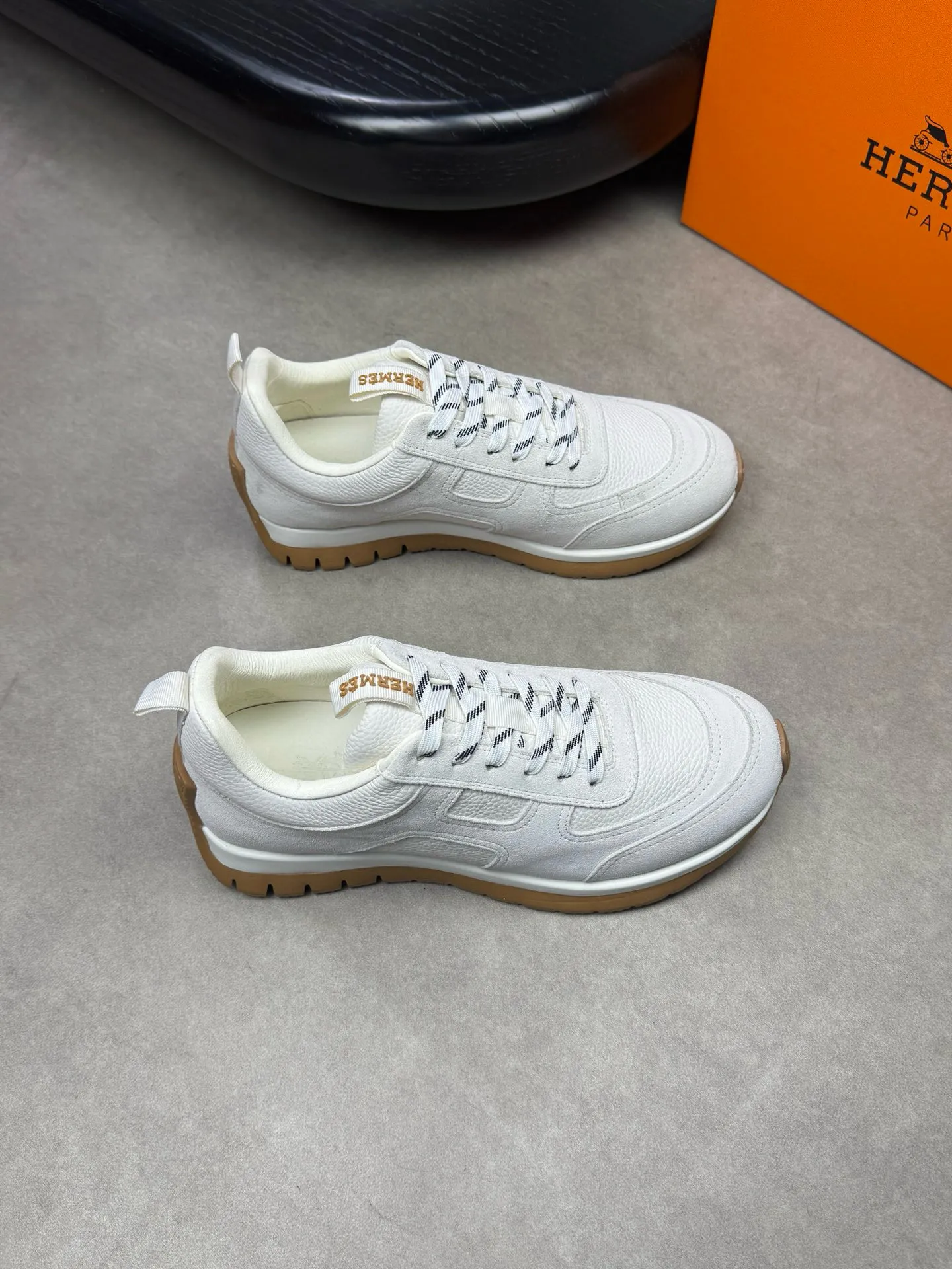 [HERMES] Hermes men's shoes 💰: 800💰 - High-end quality original items 🔍🔍🔍 casual sports shoes - Upper: 🔝 pebbled calfskin, suede calfskin, shoe body forged ´H´ totem, tongue webbing injection molded brand logo - Lining: brand canvas, foot pads; water-dyed cowhide -Outsole: Ultra-light T men's shoes 💰U foam; two-color molded outsole -Ultra-high quality control and fine workmanship: highlighted (high-end, extravagance, grade) -Size: 38-44 (45, can be customized)